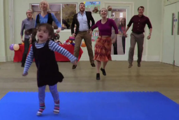 Marketing Viral: Cute girl has a catchy dance